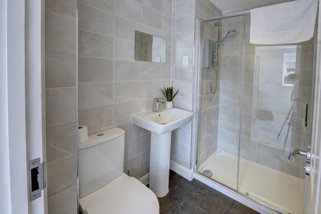The Stratford Palace Apartment Бирмингам Екстериор снимка